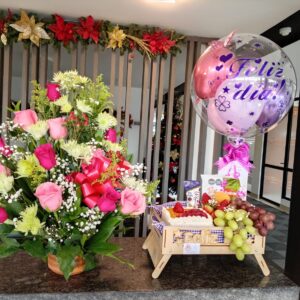 Bandeja Cumple Frutas y Arreglo Floral