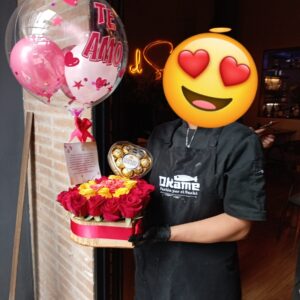 Corazón madera Rosas, globo, chocolates